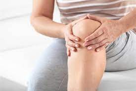 ما هي طرق علاج آلام الركبة في المنزل؟