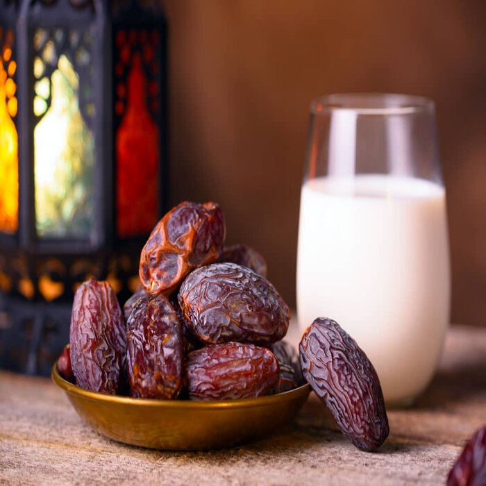 فوائد الإفطار على تمر ولبن في رمضان